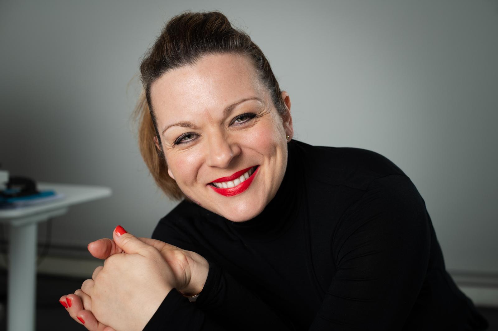 Portraitfoto von Marie-Luise Weiss vor grauem Hintergrund