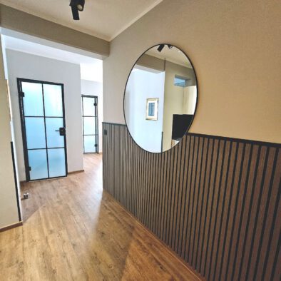 Flur mit Spiegel und Wandpaneele