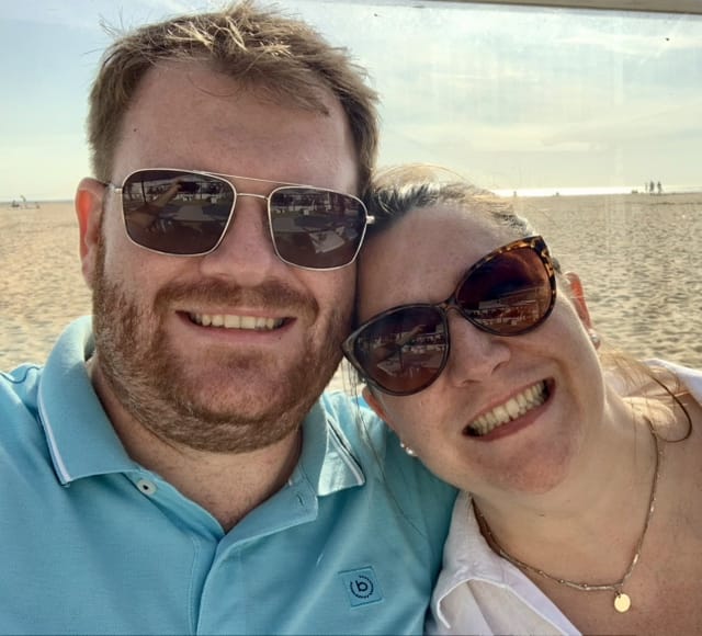 Portraitfoto von Peter Lemmen mit seineer Partnerin am Strand